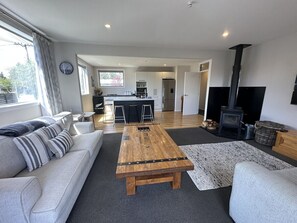 Een televisie en een open haard