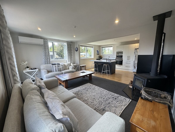 Een televisie en een open haard