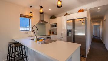 Een koelkast, een microgolfoven, een oven, een kookplaat