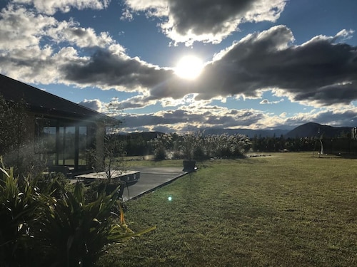 Big Sky, Big View - Family friendly and close to Mt Cook, FREE WIFI