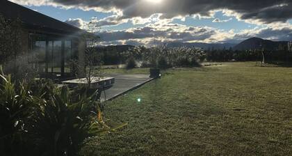 Big Sky, Big View - Family friendly and close to Mt Cook, FREE WIFI