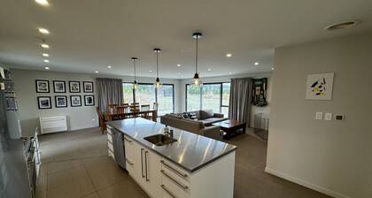 Big Sky, Big View - Family friendly and close to Mt Cook, FREE WIFI