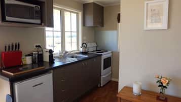 Frigorífico, microondas, cafetera o tetera y utensilios de cocina