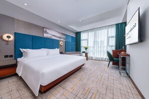 行政大床房 | 迷你吧、客房内保险箱、办公桌、遮光窗帘