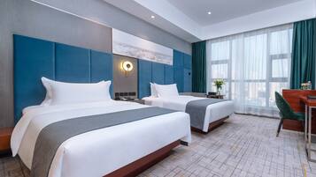 Superior Twin Room | Minibar, in-room safe, desk, blackout drapes