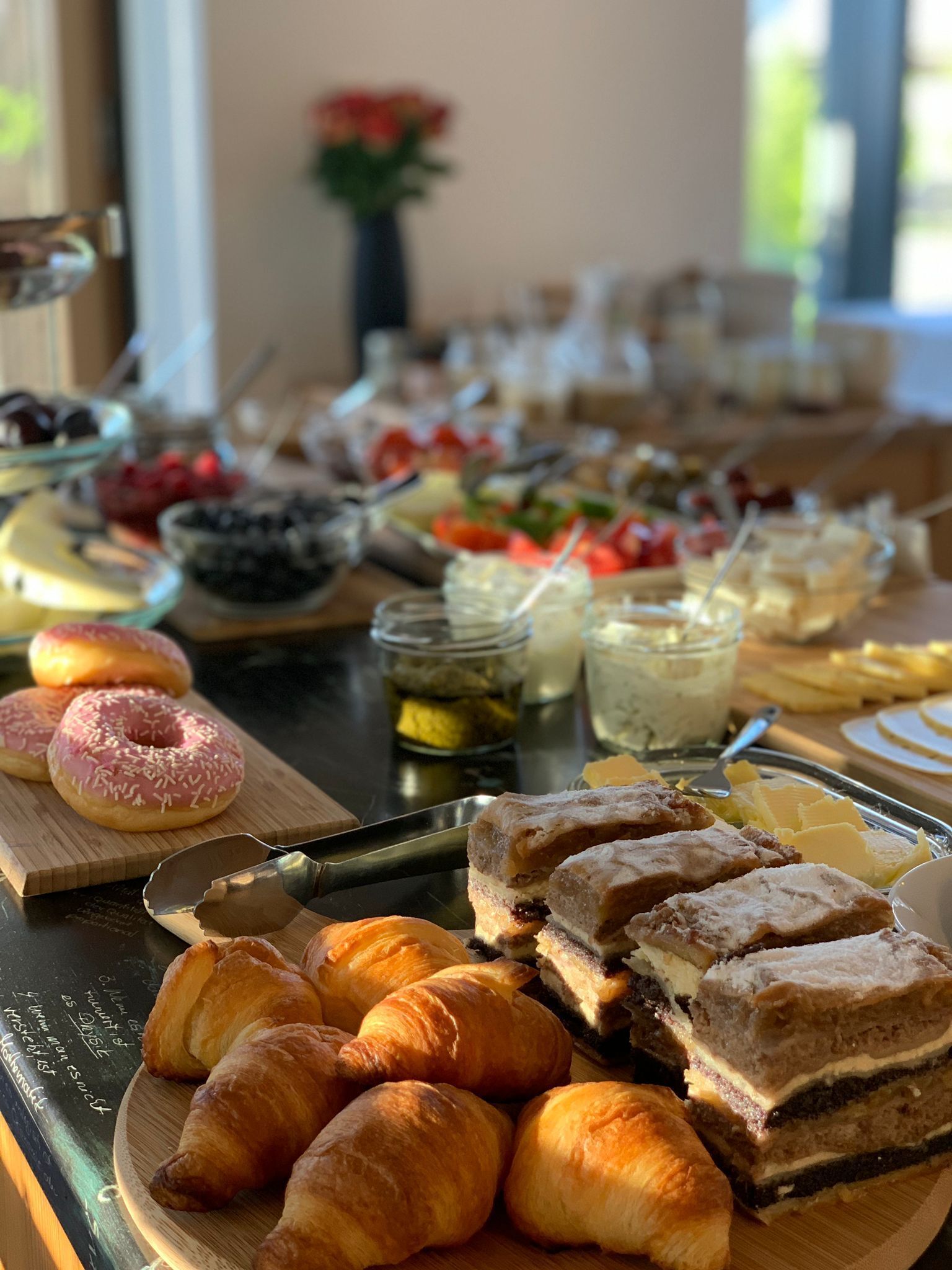 Un bufé de desayuno con pasteles, frutas y bebidas.