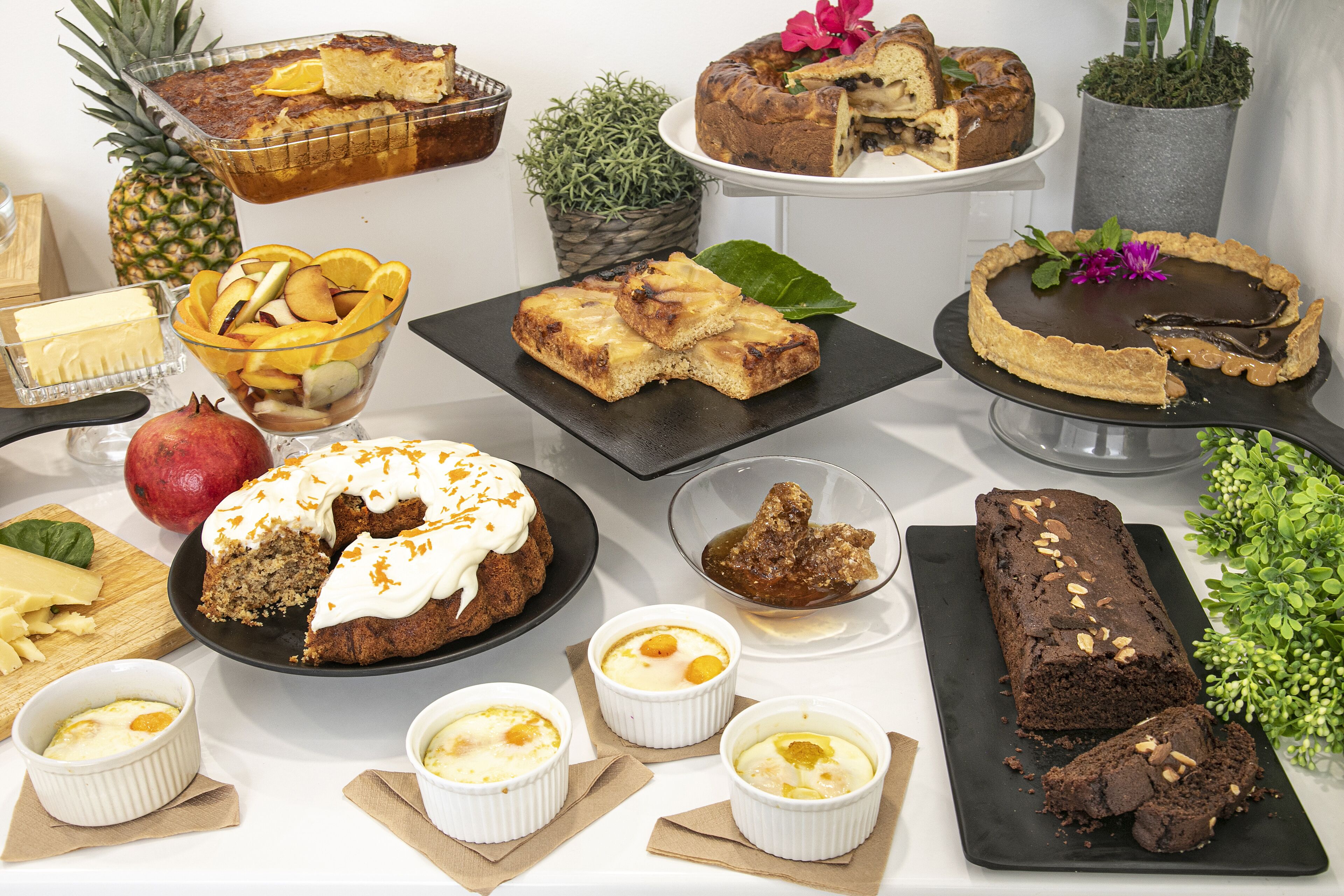Eine Auswahl an Desserts und Früchten auf einem Tisch.