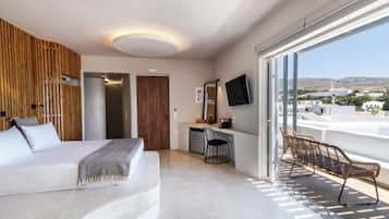 Deluxe Suite with Panoramic Sea View | Een minibar, een kluis op de kamer, geluiddichte muren