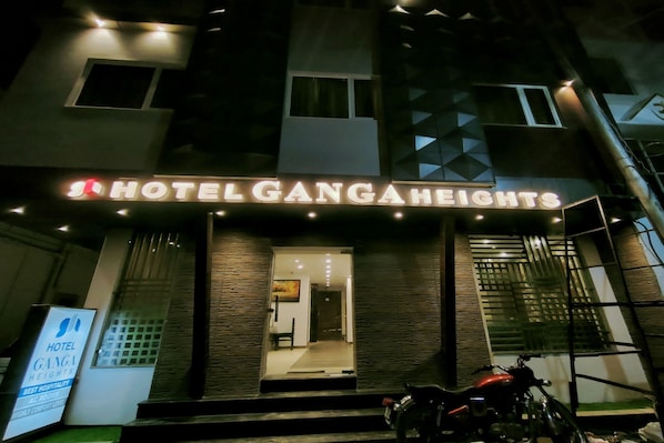 Entrada de un hotel con un letrero que dice "HOTEL GANGAHIGHTS".