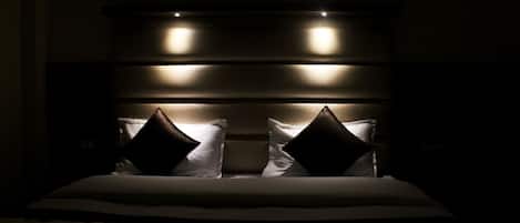 Royal-Dreibettzimmer, 1 King-Bett, Flussblick | Zimmerausstattung