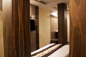 Quarto triplo real, 1 cama King, vista para o rio | Comodidades do quarto