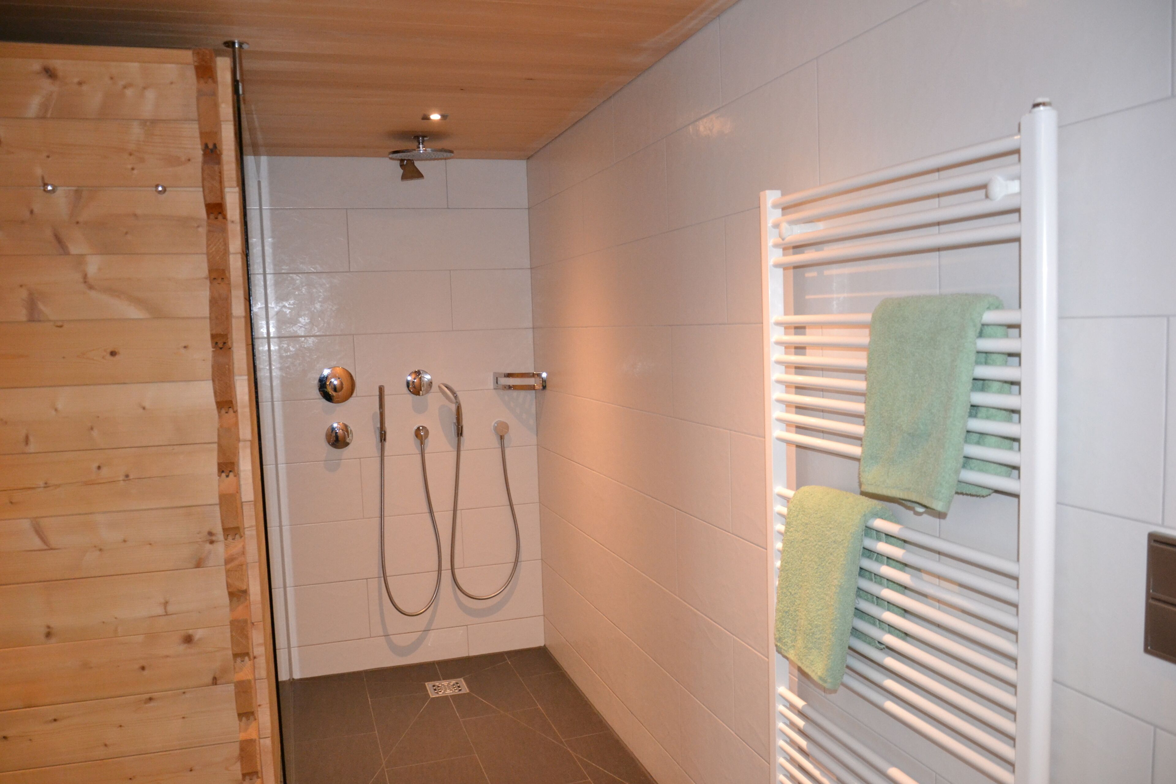 Family Apartment (Ferienwohnung Relax) | Bathroom | Shower, rainfall showerhead, hair dryer, towels