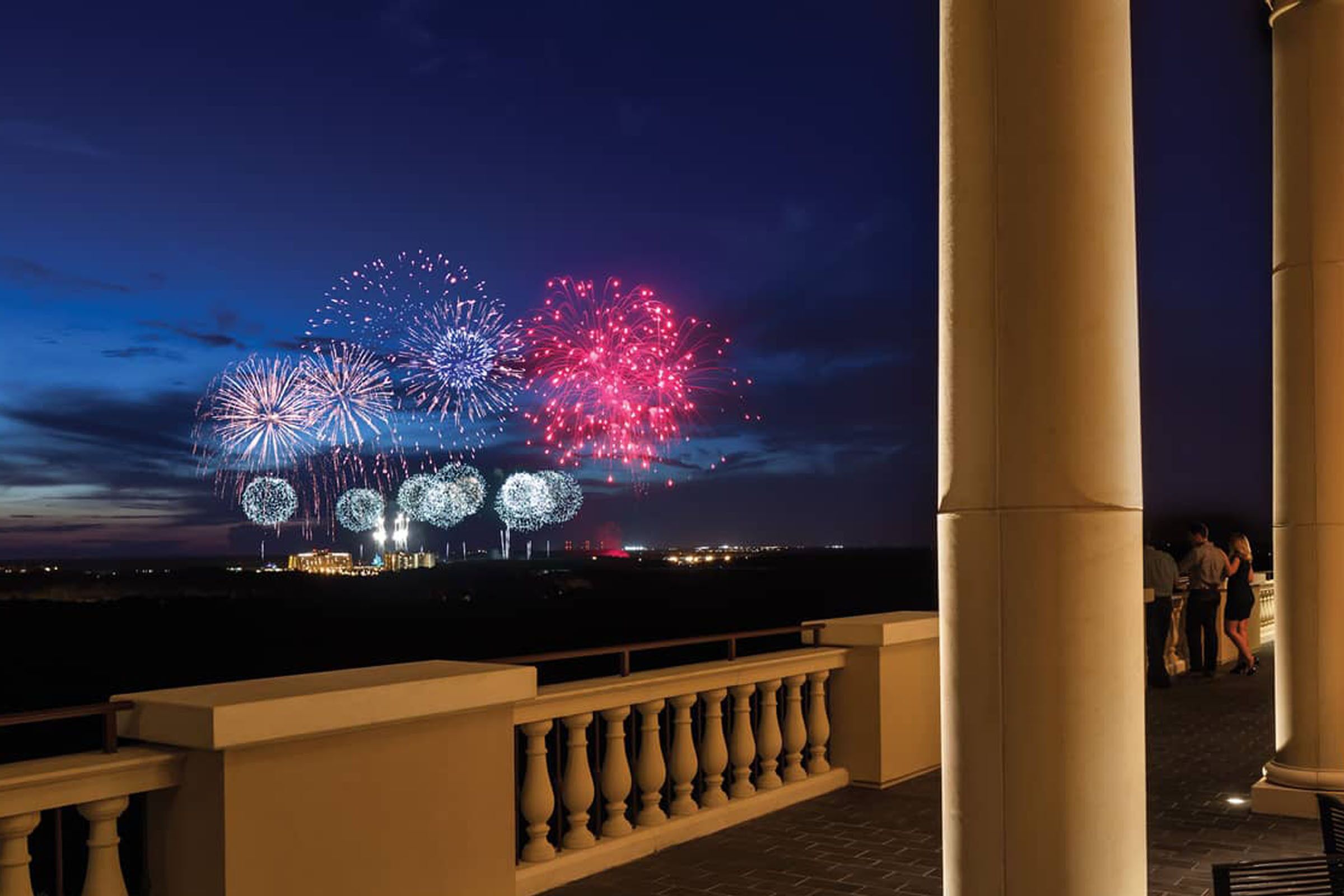 Ein Balkon mit Blick auf ein Feuerwerk.