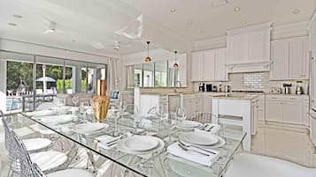 雪櫃、微波爐、焗爐、爐具