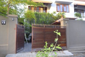 Pintu masuk properti