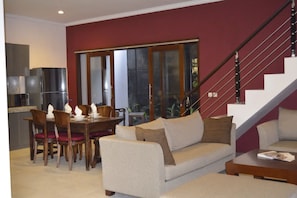 Villa familiar, 3 habitaciones | Área de sala de estar | Televisión de pantalla plana 