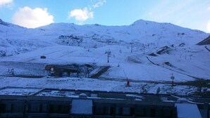 A snow-covered mountain with a ski lift and a building with a sloped roof. - Studio cabin 4/5 pers, south-facing balcony, TV, equipped kitchen, ski locker (Piau-Engaly)
