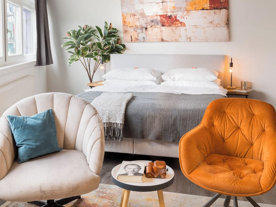 Decoración personalizada, muebles diferentes y cortinas blackout