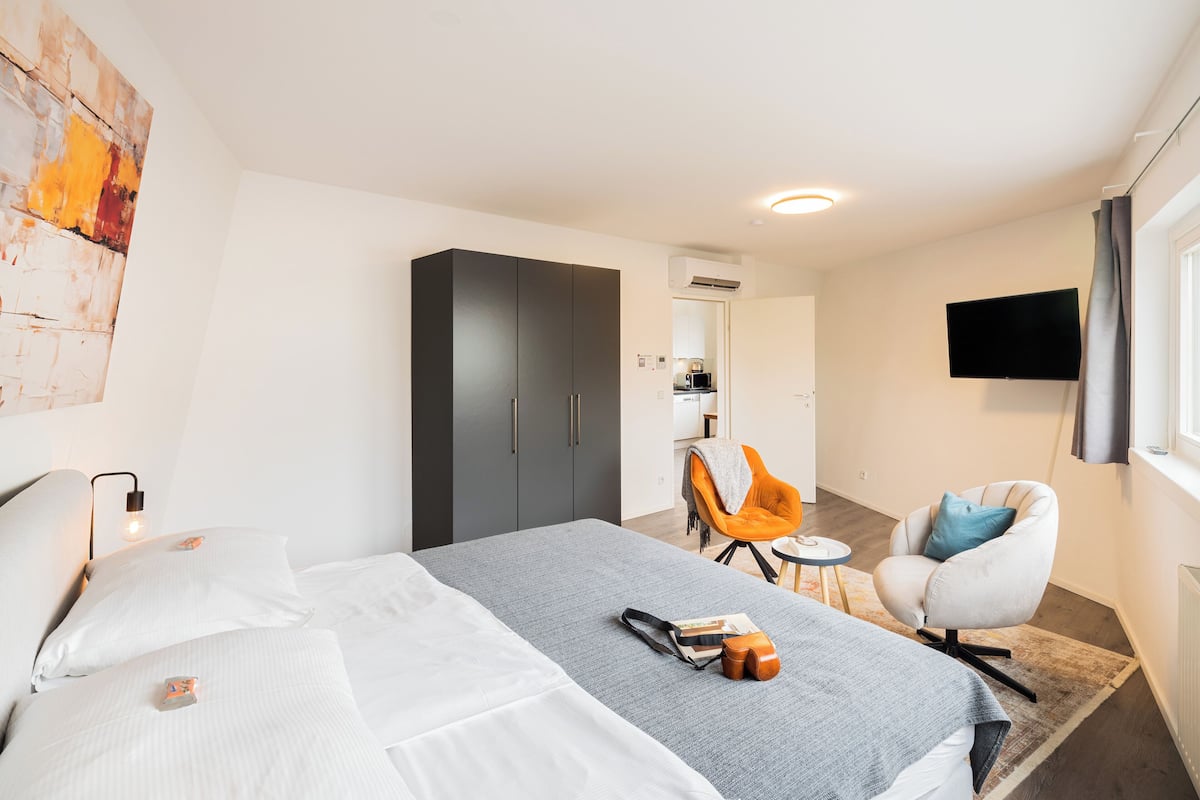 Executive Condo, 2 Bedrooms | 2 bilik tidur, dihias secara berasingan
