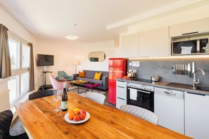 Apartemen Superior, 2 kamar tidur, pemandangan sungai (5 Personen) | Makan di kamar