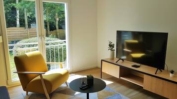 Basic Apartment (incl. 75€ Cleaning Fee) | Living room | Smart TV