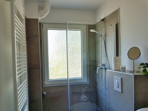 Premium-Apartment (incl. 75€ Cleaning Fee) | Badezimmer | Kostenlose Toilettenartikel, Haartrockner, Handtücher, Toilettenpapier