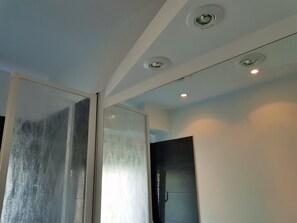 Basic Apartment (incl. 75€ Cleaning Fee) | Bathroom | Free toiletries, hair dryer, towels, toilet paper