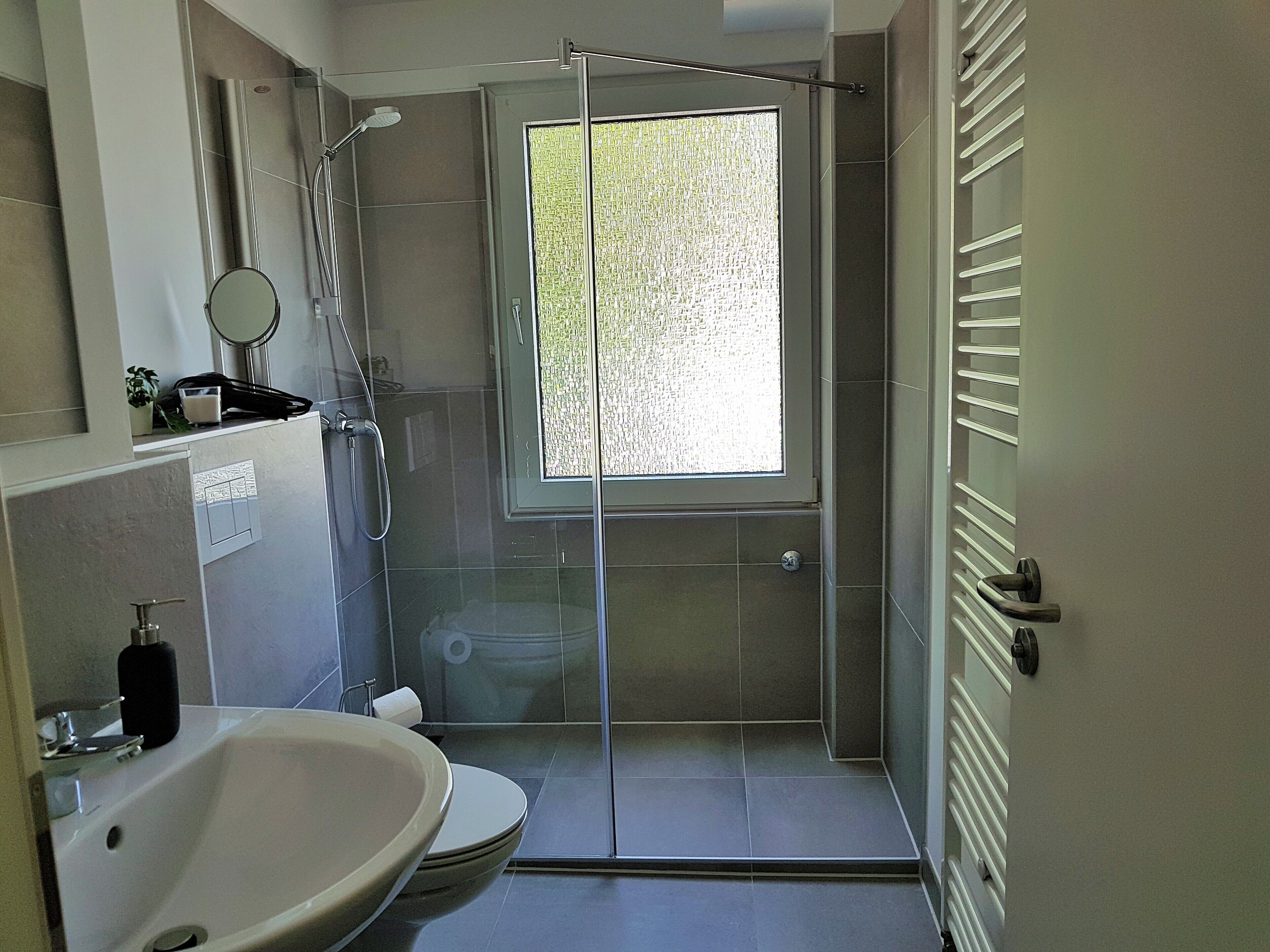 Classic-Apartment (incl. 75€ Cleaning Fee) | Badezimmer | Kostenlose Toilettenartikel, Haartrockner, Handtücher, Toilettenpapier