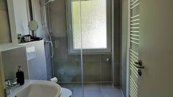 Classic-Apartment (incl. 75€ Cleaning Fee) | Badezimmer | Kostenlose Toilettenartikel, Haartrockner, Handtücher, Toilettenpapier