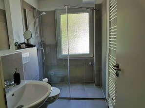 Departamento clásico (incl. 75€ Cleaning Fee) | Baño | Amenidades de baño gratuitas, secadora de cabello, toallas 
