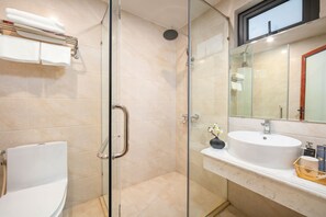 Rainfall showerhead, designer toiletries, hair dryer, bathrobes - Mia Hotel (Hanoi)