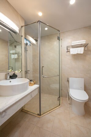 Rainfall showerhead, designer toiletries, hair dryer, bathrobes - Mia Hotel (Hanoi)