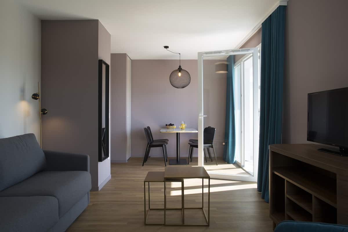 Superior appartement, 1 slaapkamer | Woonruimte | Een flatscreentelevisie