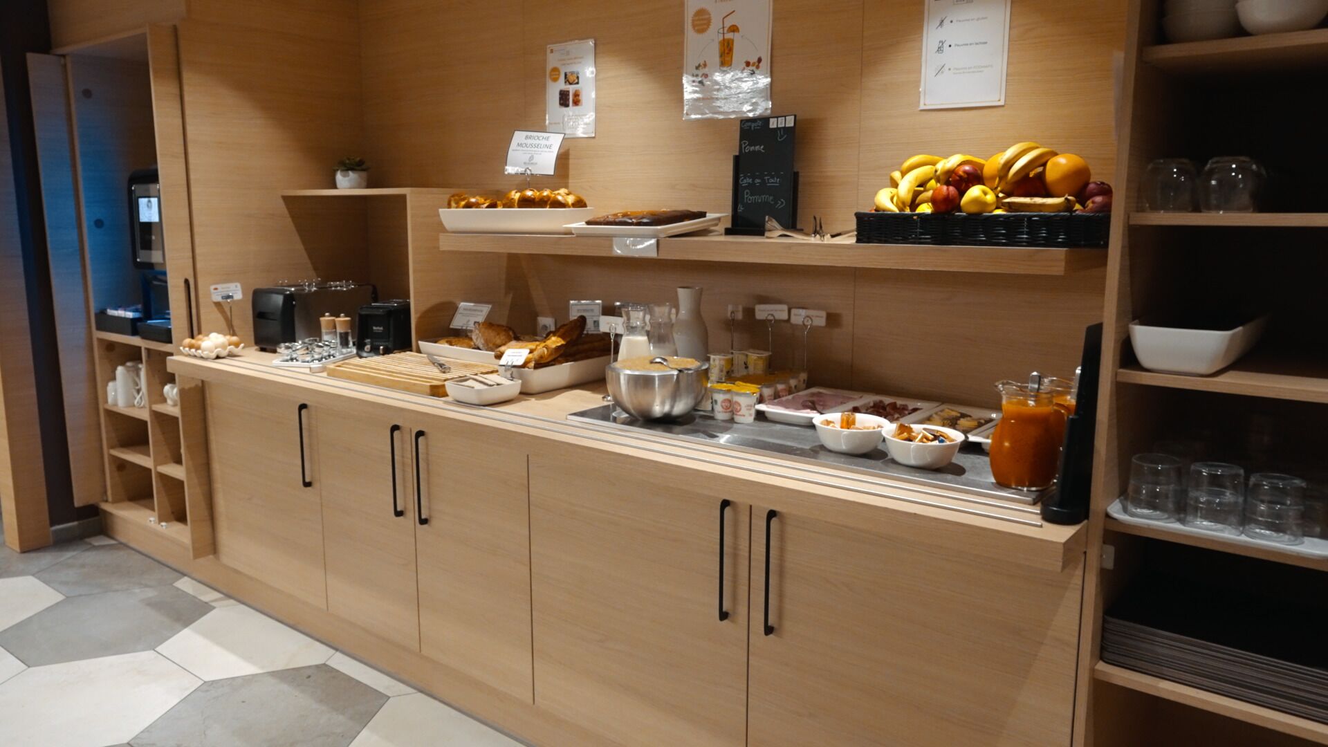 อาหารเช้าแบบท้องถิ่นทุกวัน (EUR 15 ต่อคน)