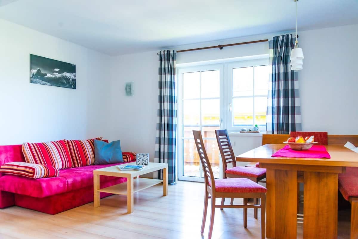 Departamento Confort, 2 habitaciones, para no fumadores, vista a la montaña (Fager) | Área de sala de estar | Televisión de pantalla plana, tenis de mesa y piso con calefacción