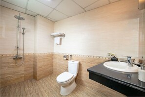 Combined shower/tub, hair dryer, slippers, bidet - Duc Trong Hotel (Hanoi)