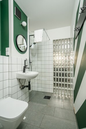 Family Apartment | Bathroom | Shower, towels, soap, shampoo