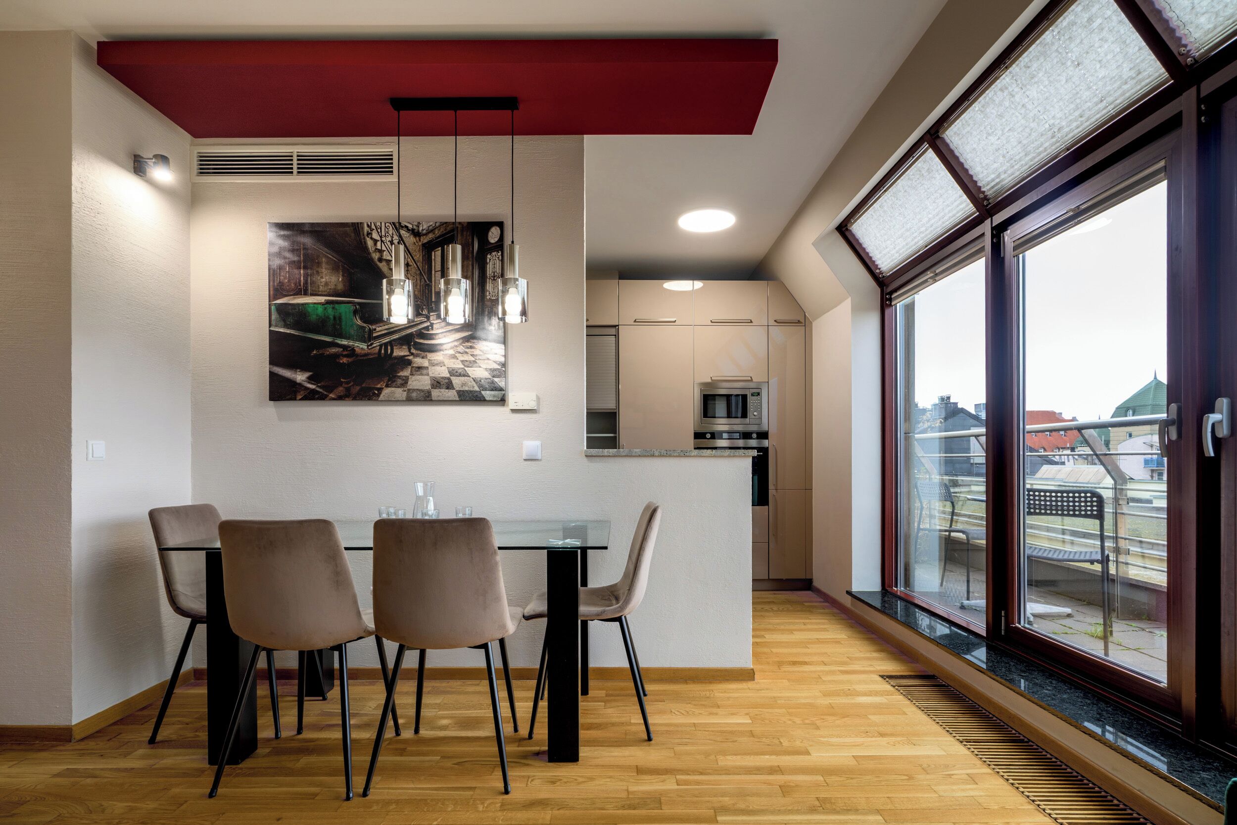 Una cocina moderna con comedor, ventanas amplias y vistas a la ciudad.