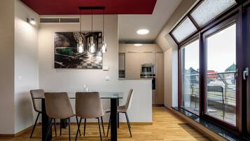 Una cocina moderna con comedor, ventanas amplias y vistas a la ciudad.