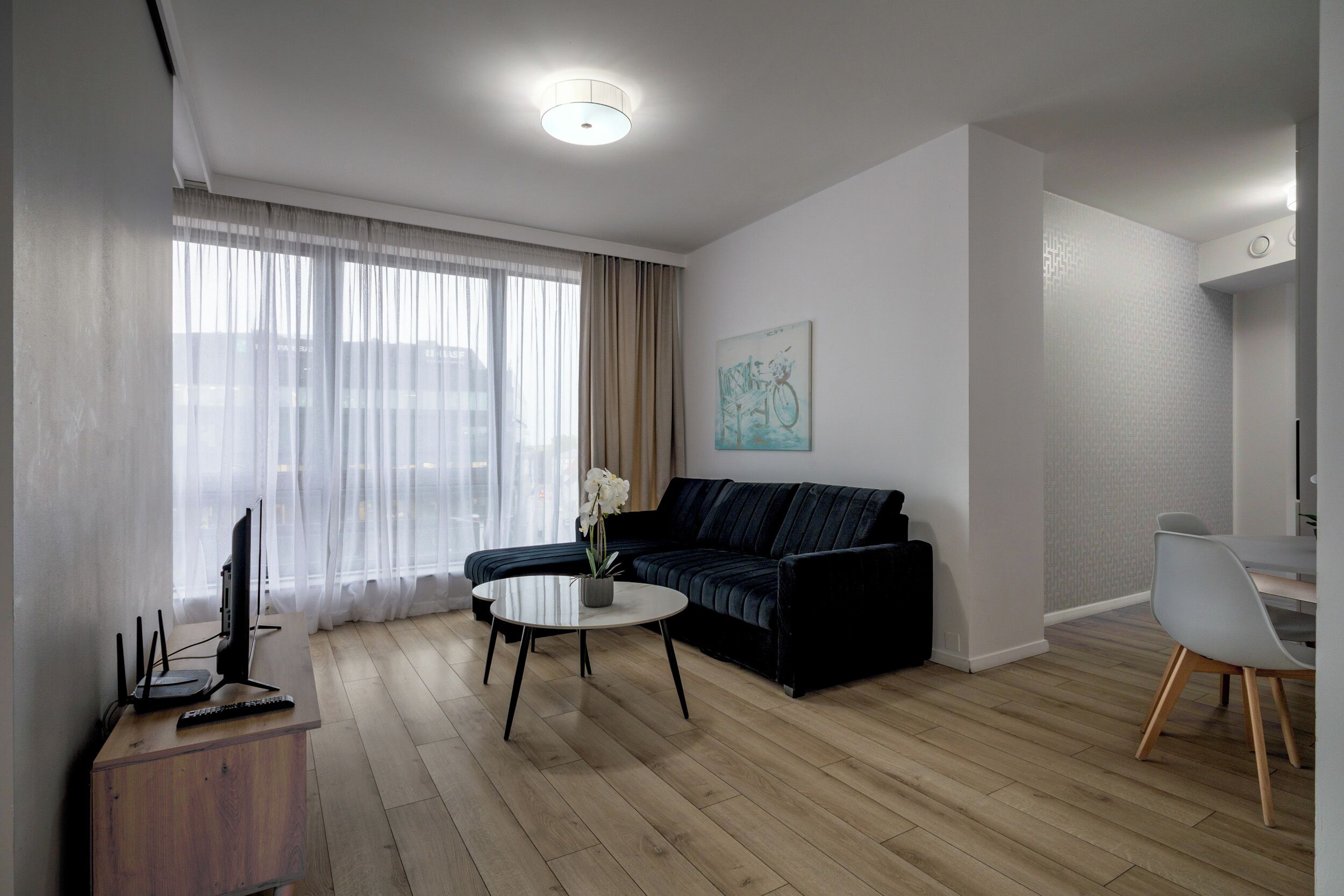 Apartemen Comfort | Ruang keluarga | Televisi layar datar 37-inci dengan saluran TV digital