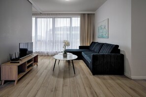 Apartemen Comfort | Ruang keluarga | Televisi layar datar 37-inci dengan saluran TV digital