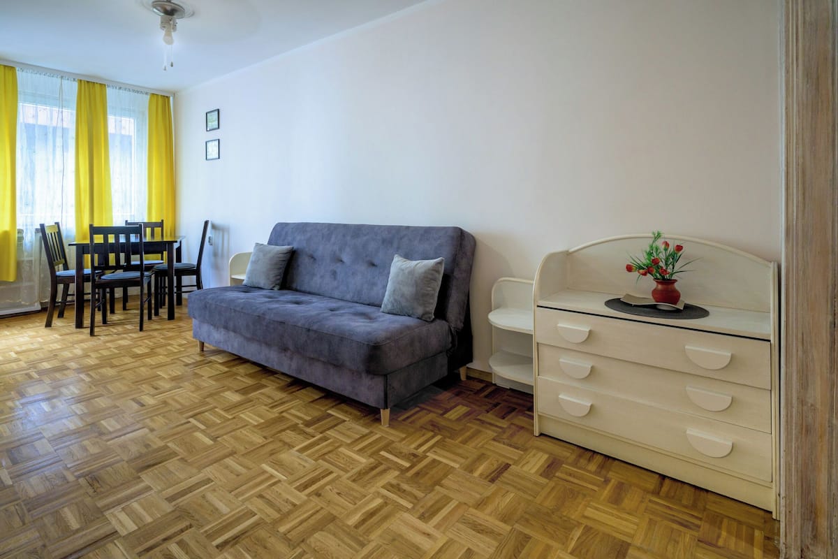 Departamento económico | Sala de estar | Televisión de pantalla plana de 37 pulgadas con canales digitales