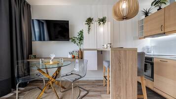 Studio Suite | Private kitchenette | Stovetop, coffee/tea maker, electric kettle, cookware/dishes/utensils