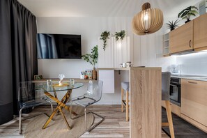 Studio Suite | Private kitchenette | Stovetop, coffee/tea maker, electric kettle, cookware/dishes/utensils - RentPlanet - Apartament Krawiecka (Wroclaw)