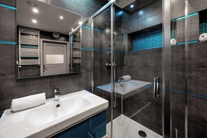Deluxe-Apartment | Badezimmer | Haartrockner, Handtücher, Seife, Shampoo