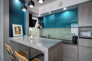 Studio Basic | Dapur kecil pribadi | Lemari es besar, kompor, mesin pembuat kopi/teh, dan ketel listrik