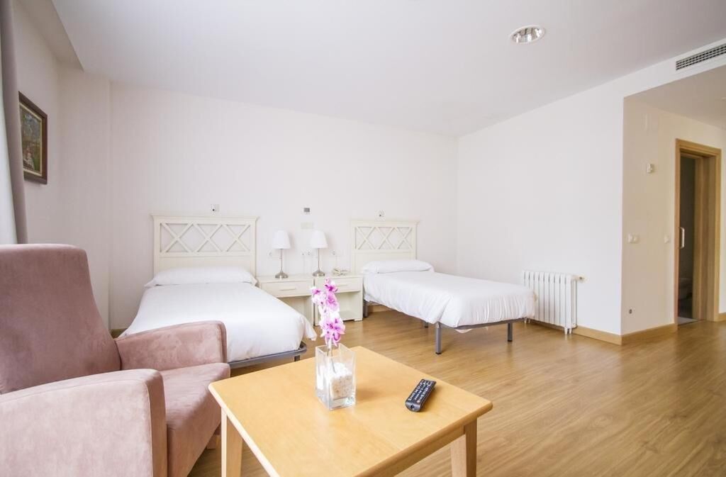 twin room | cots/infant beds, bed sheets