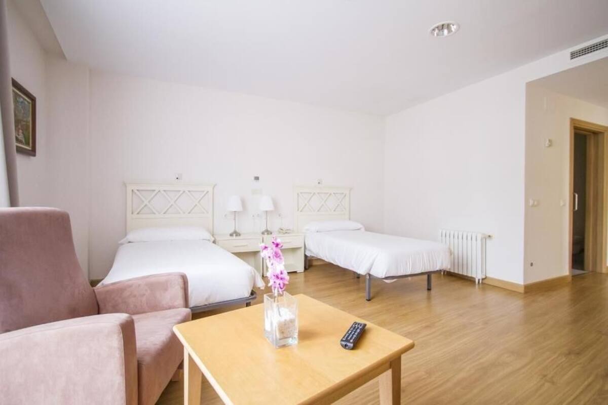 twin room | cots/infant beds, bed sheets