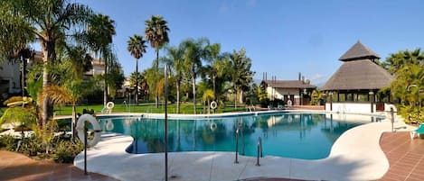 Piscine extérieure (ouverte en saison), maîtres-nageurs sur place