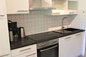 Fridge, oven, stovetop, dishwasher